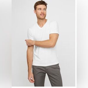 NWT Guess Armin V-Neck Tee size Large